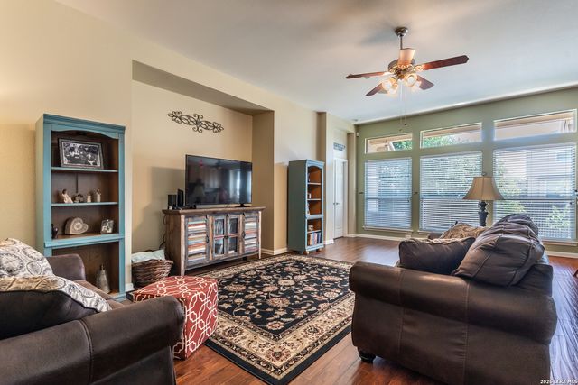 305 HILTON DR, Cibolo, TX 78108