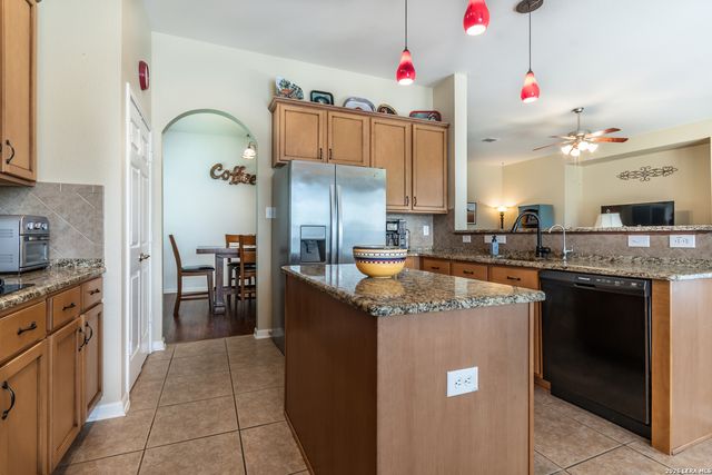 305 HILTON DR, Cibolo, TX 78108