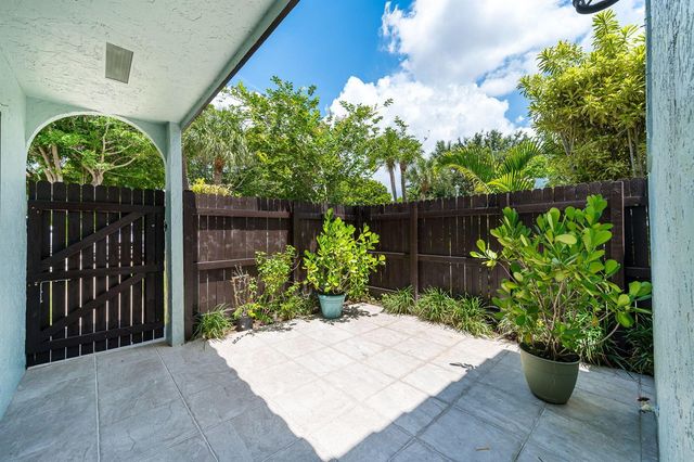 22300 Pineapple Walk Drive, Boca Raton, FL 33433