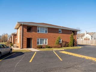 1101 E Algonquin Road 18, Arlington Heights, IL 60005