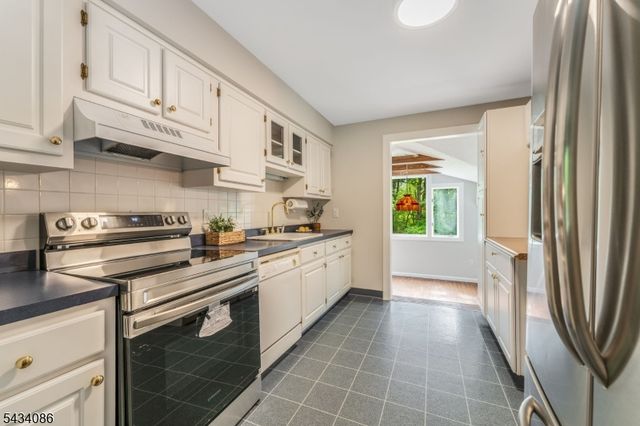 10 Lynnfield Ter, Lopatcong Twp., NJ 08865