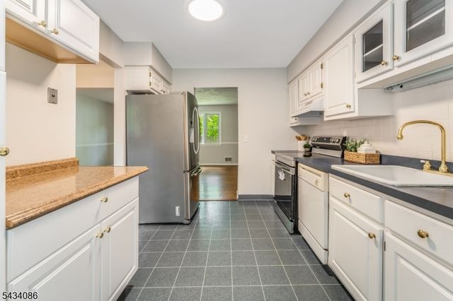 10 Lynnfield Ter, Lopatcong Twp., NJ 08865