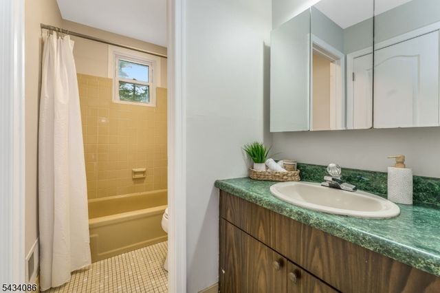 10 Lynnfield Ter, Lopatcong Twp., NJ 08865