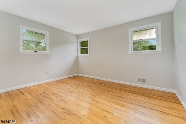 10 Lynnfield Ter, Lopatcong Twp., NJ 08865