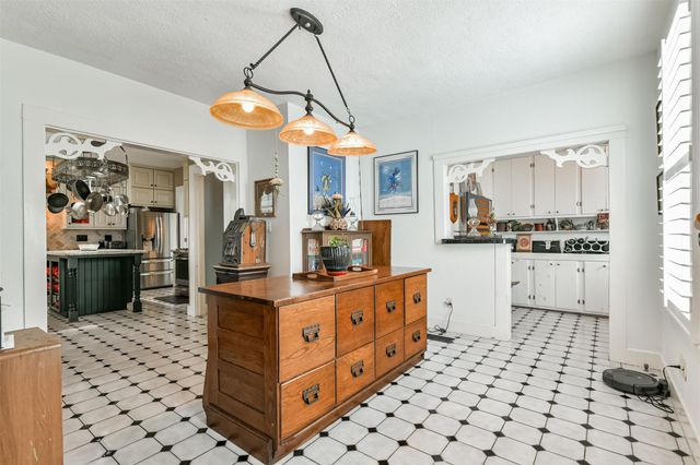 1128 Post Office Street, Galveston, TX 77550