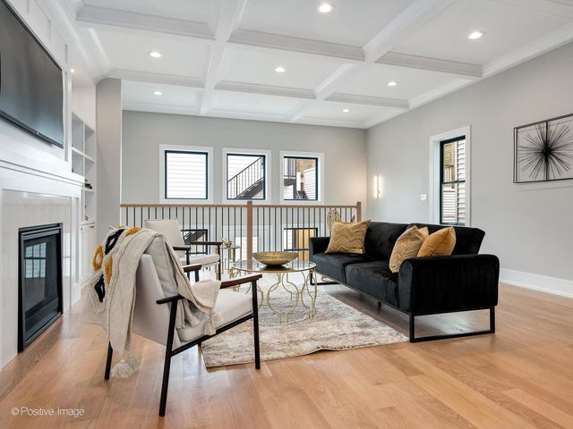 3015 N HAMILTON Avenue, Chicago, IL 60618