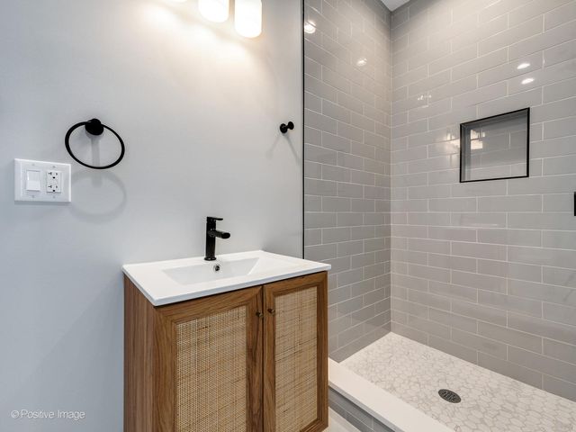 3015 N HAMILTON Avenue, Chicago, IL 60618