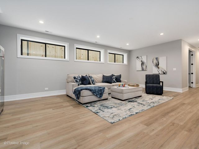 3015 N HAMILTON Avenue, Chicago, IL 60618