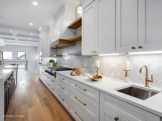 3015 N HAMILTON Avenue, Chicago, IL 60618