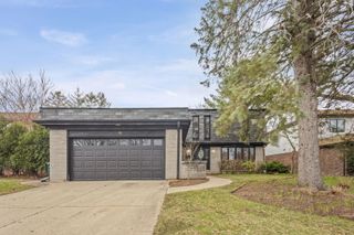 560 HUNTER Road, Wilmette, IL 60091
