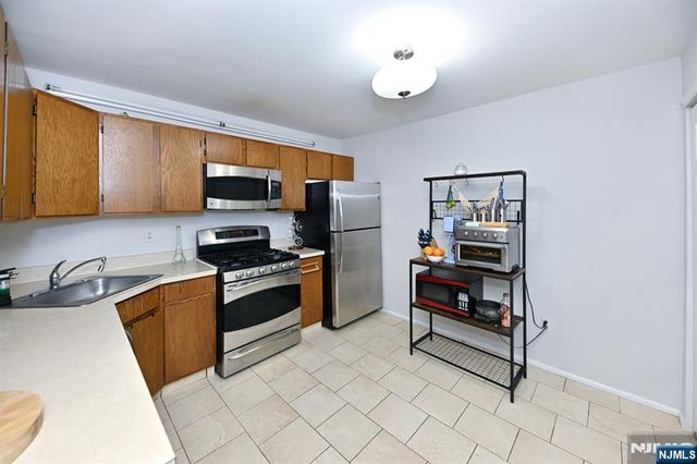 250 Larch Lane, Mahwah, NJ 07430