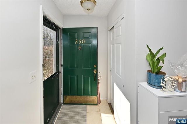 250 Larch Lane, Mahwah, NJ 07430