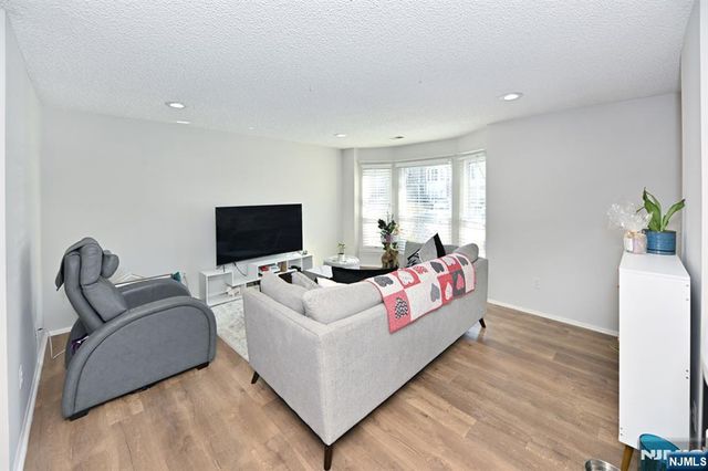 250 Larch Lane, Mahwah, NJ 07430