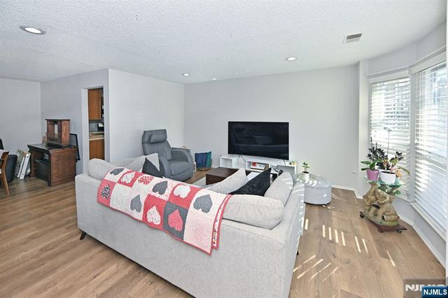 250 Larch Lane, Mahwah, NJ 07430