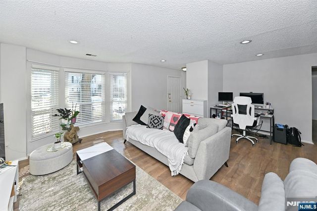 250 Larch Lane, Mahwah, NJ 07430