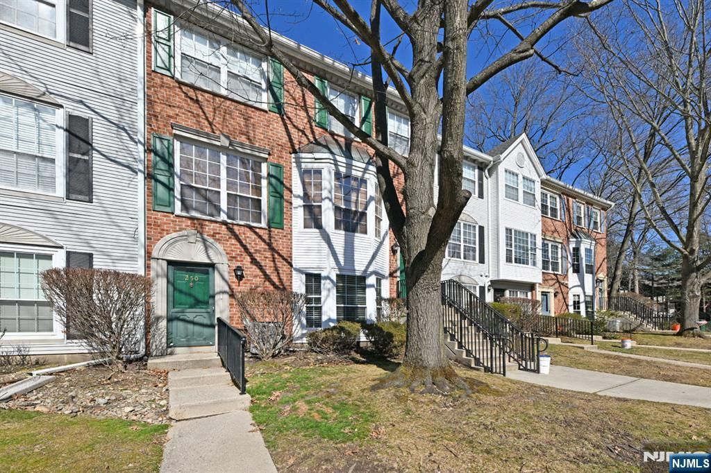 250 Larch Lane, Mahwah, NJ 07430