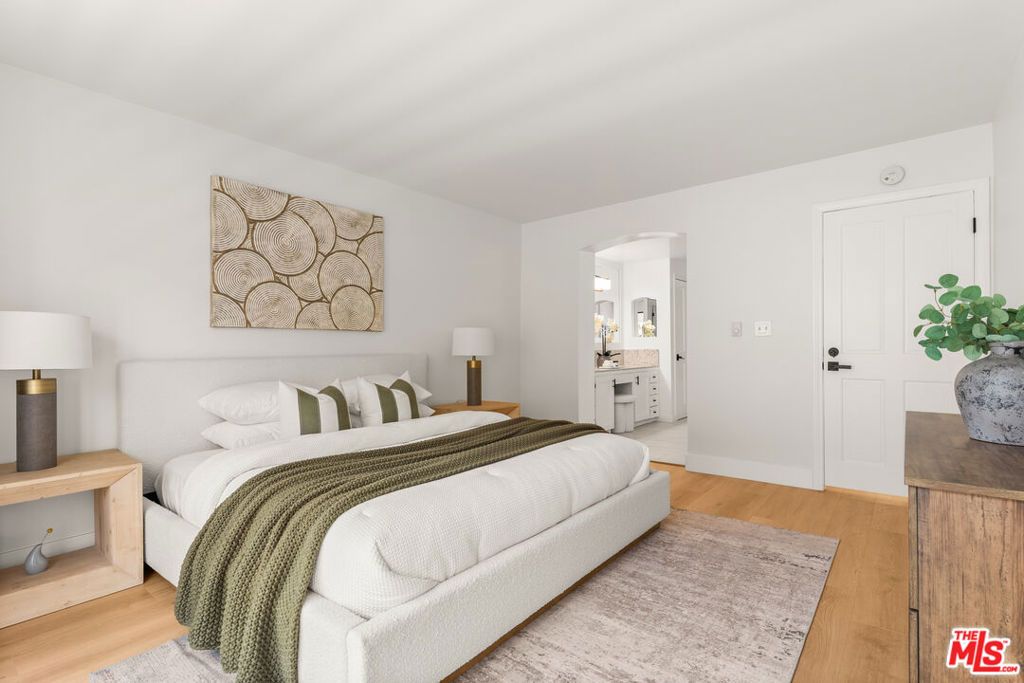 Image 11 of property listing at 1 62nd Place 203, Long Beach, CA 90803