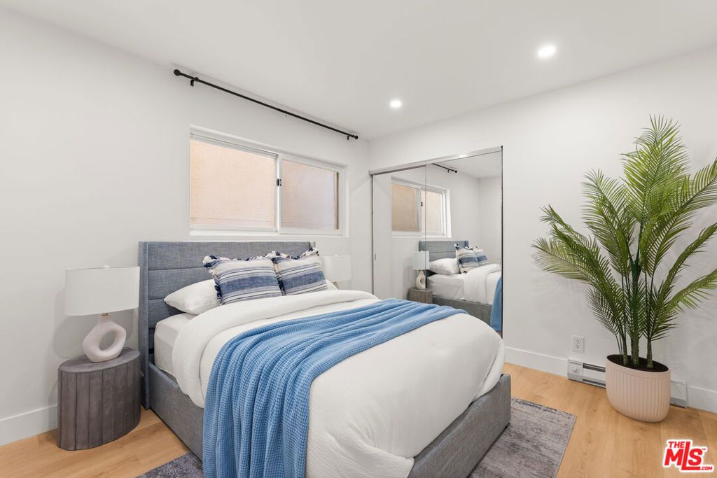 Image 15 of property listing at 1 62nd Place 203, Long Beach, CA 90803
