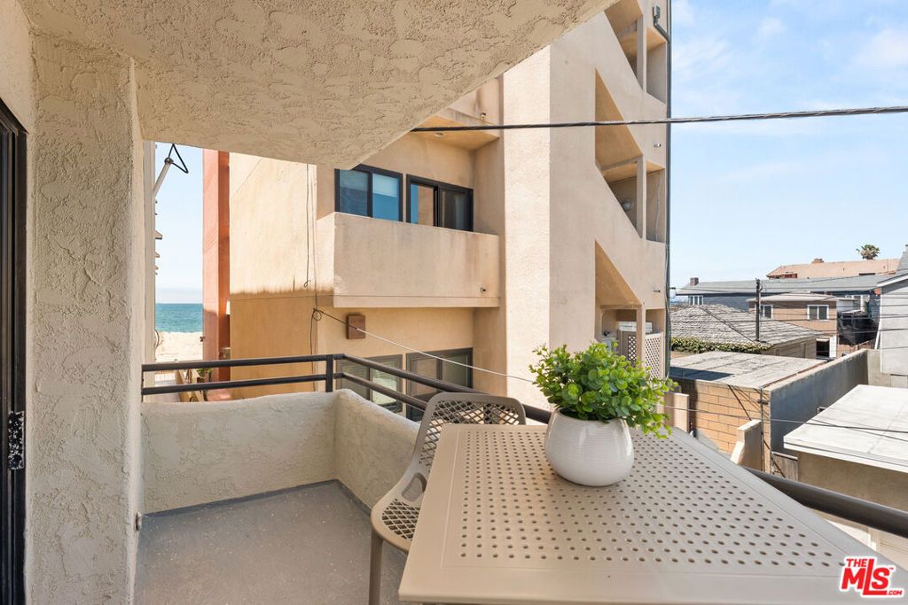 Image 17 of property listing at 1 62nd Place 203, Long Beach, CA 90803