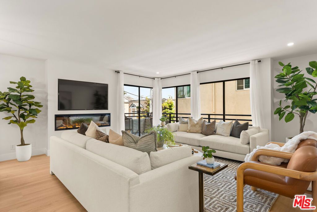 Image 2 of property listing at 1 62nd Place 203, Long Beach, CA 90803