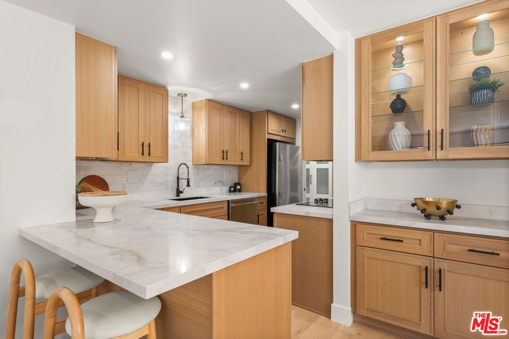 Image 6 of property listing at 1 62nd Place 203, Long Beach, CA 90803