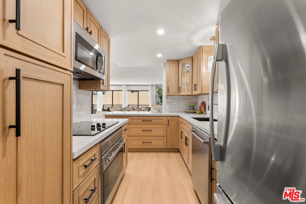 Image 9 of property listing at 1 62nd Place 203, Long Beach, CA 90803