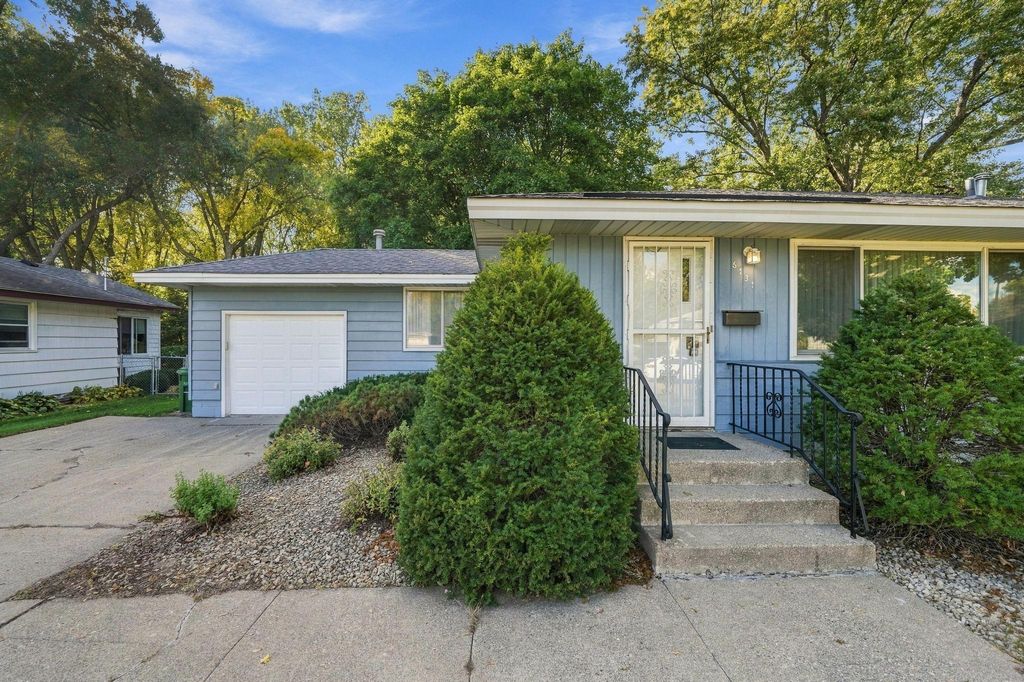 6131 Lee Avenue N, Brooklyn Center, MN 55429 — photo 2