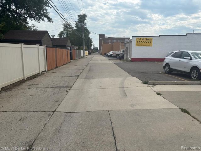 2427 Fort Street, Wyandotte, MI 48192
