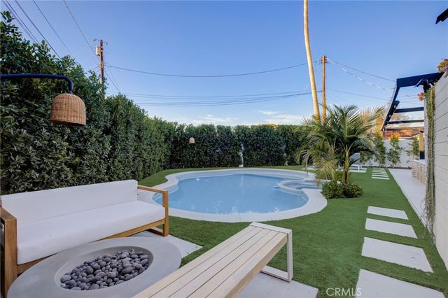 8161 Encino Avenue, Northridge, CA 91325