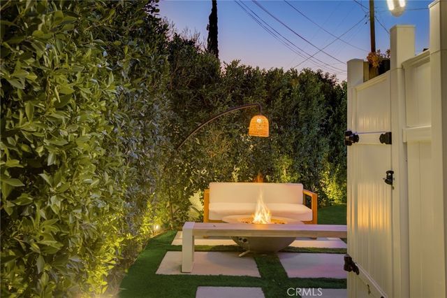 8161 Encino Avenue, Northridge, CA 91325