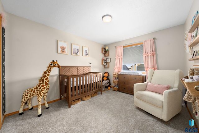 2735 S Avondale Ct Court, Sioux Falls, SD 57110