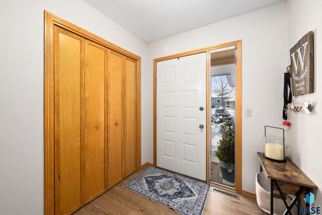 2735 S Avondale Ct Court, Sioux Falls, SD 57110