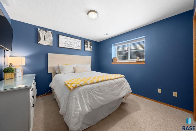 2735 S Avondale Ct Court, Sioux Falls, SD 57110