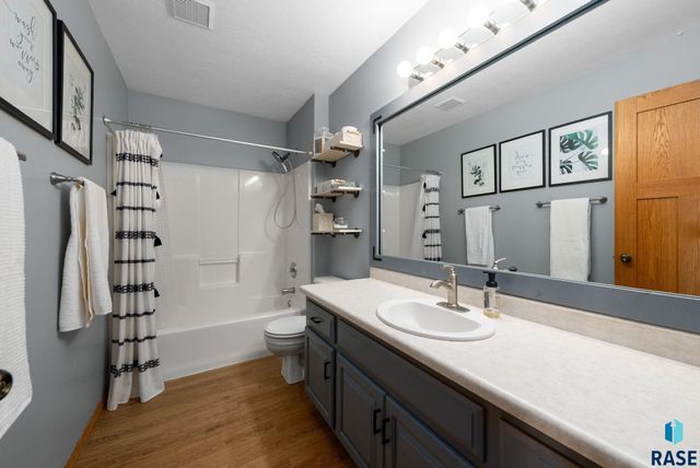 2735 S Avondale Ct Court, Sioux Falls, SD 57110