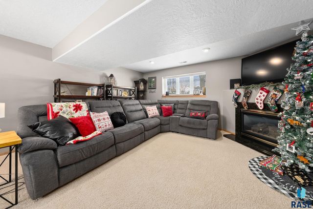 2735 S Avondale Ct Court, Sioux Falls, SD 57110