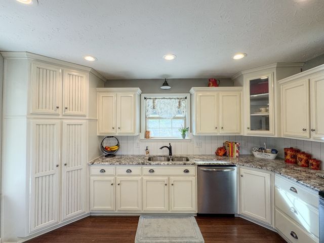 1631A Rock Bridge Rd, Bethpage, TN 37022