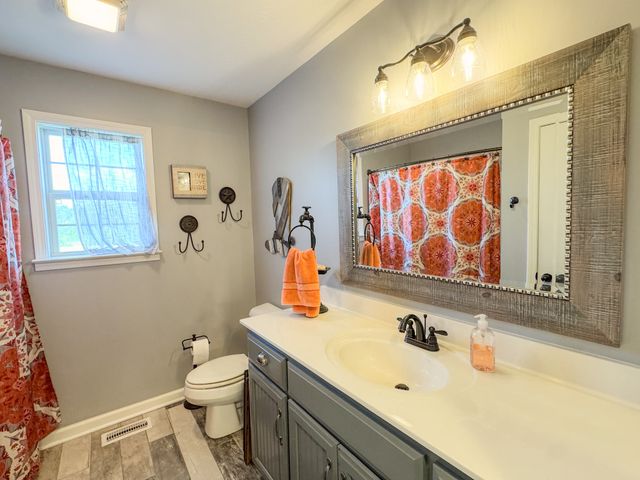 1631A Rock Bridge Rd, Bethpage, TN 37022