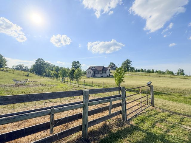 1631A Rock Bridge Rd, Bethpage, TN 37022