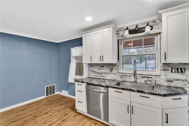 240 Wilkins Ave, E Pittsburgh, PA 15112