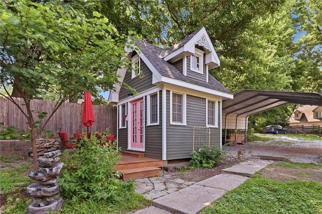 121 Spruce Street, Leavenworth, KS 66048