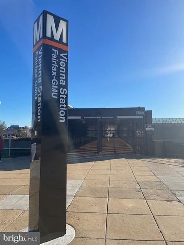 210 COURTHOUSE CIR SW, Vienna, VA 22180