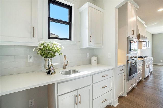 2319 SW Serena Place, Lee's Summit, MO 64082