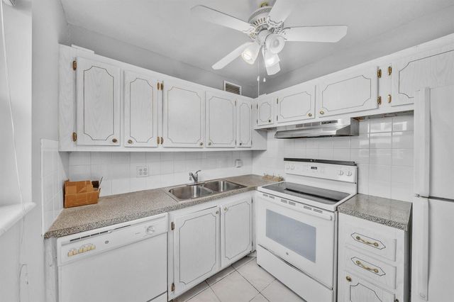 49 Hastings D, West Palm Beach, FL 33417