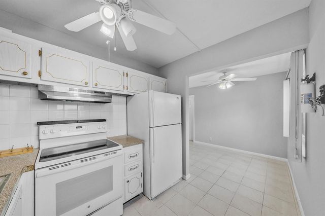 49 Hastings D, West Palm Beach, FL 33417