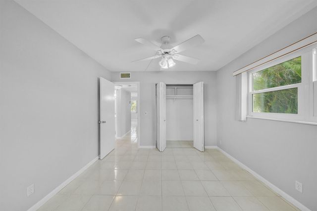 49 Hastings D, West Palm Beach, FL 33417