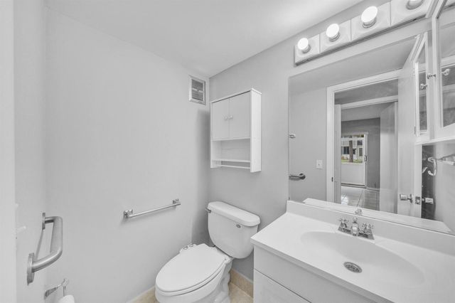 49 Hastings D, West Palm Beach, FL 33417