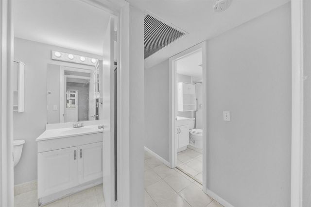 49 Hastings D, West Palm Beach, FL 33417