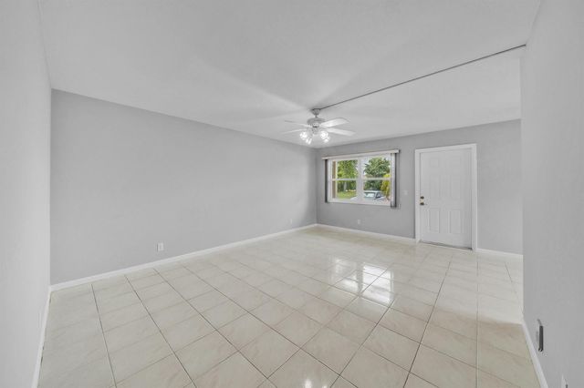 49 Hastings D, West Palm Beach, FL 33417