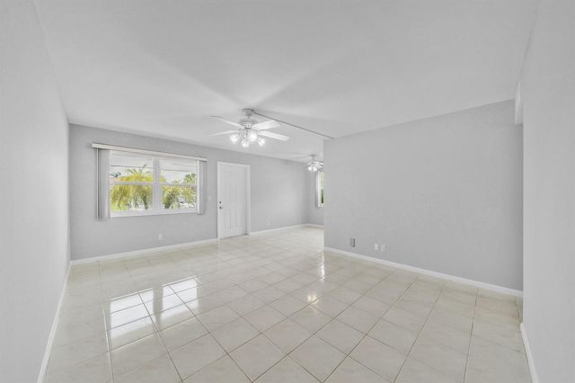 49 Hastings D, West Palm Beach, FL 33417