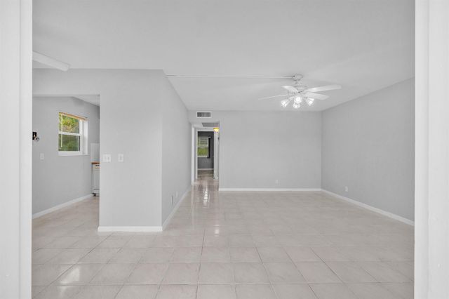 49 Hastings D, West Palm Beach, FL 33417